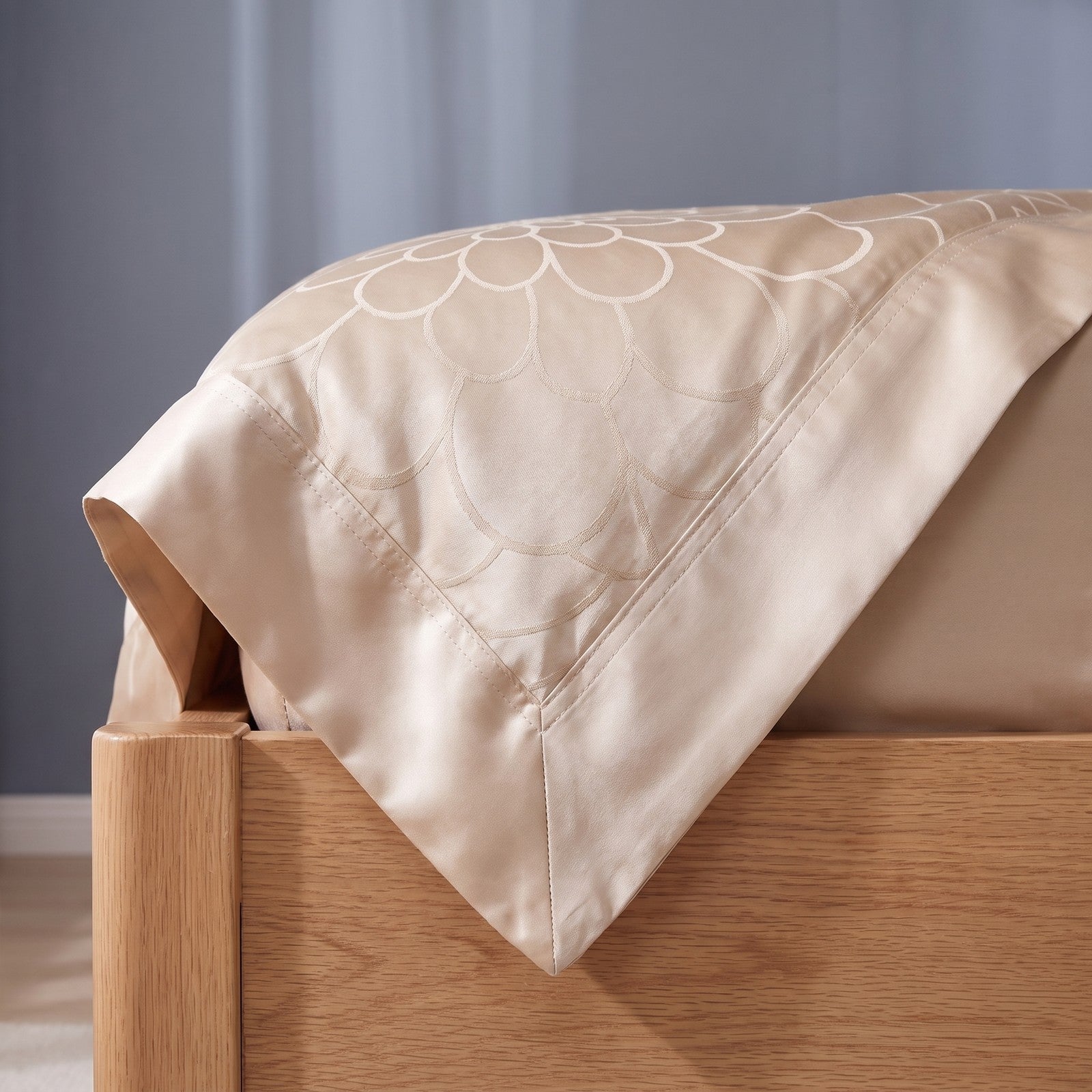 Satin bound border and mitred corner of the jacquard duvet cover