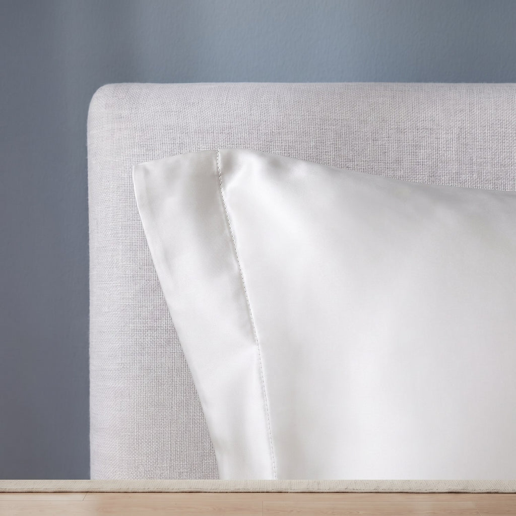 Wide flange border and stitching on the silk pillowcase